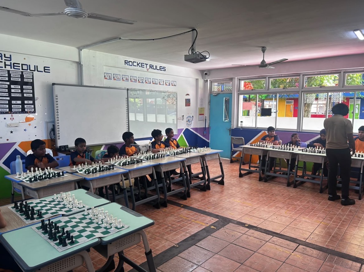 Simultaneous sessions in full swing! ♟️